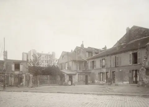 Low houses at 97bis Avenue Émile-Zola