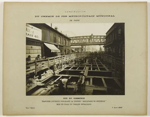Covered trench before Boulevard de Grenelle station, April 1909